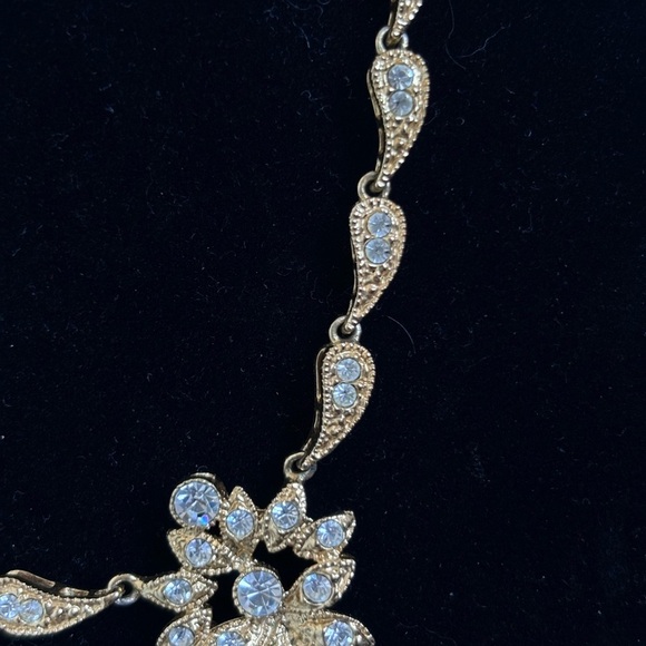 Elegant Gold Necklace with Crystal Accents - Picture 4 of 5